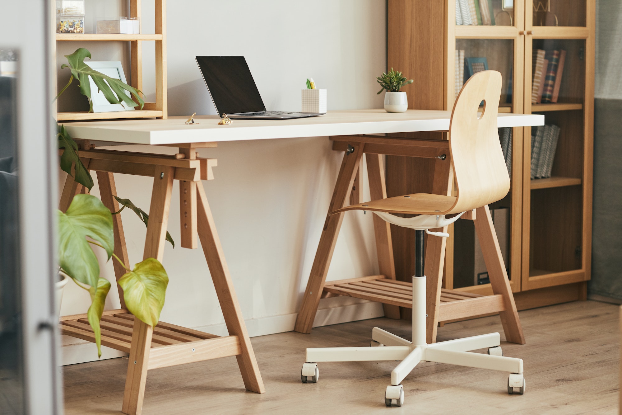 SUSTAINABLE CONSTRUCTION AND RENOVATIONS: SELECTING THE RIGHT MATERIALS. Natural Materials in Home Office